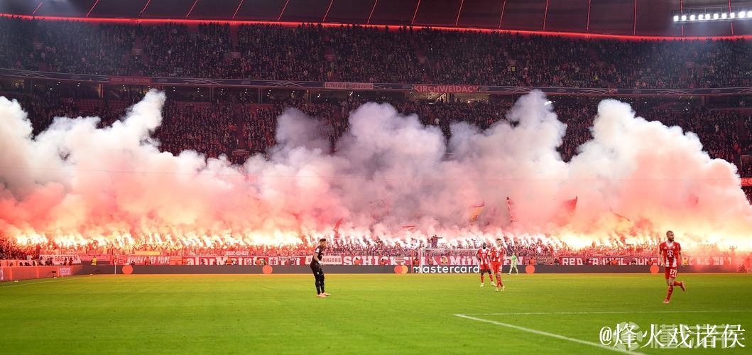 因极端球迷燃放大量烟火,拜仁或将遭受处罚 因极端球迷燃放大量烟火,拜仁或将遭受处罚